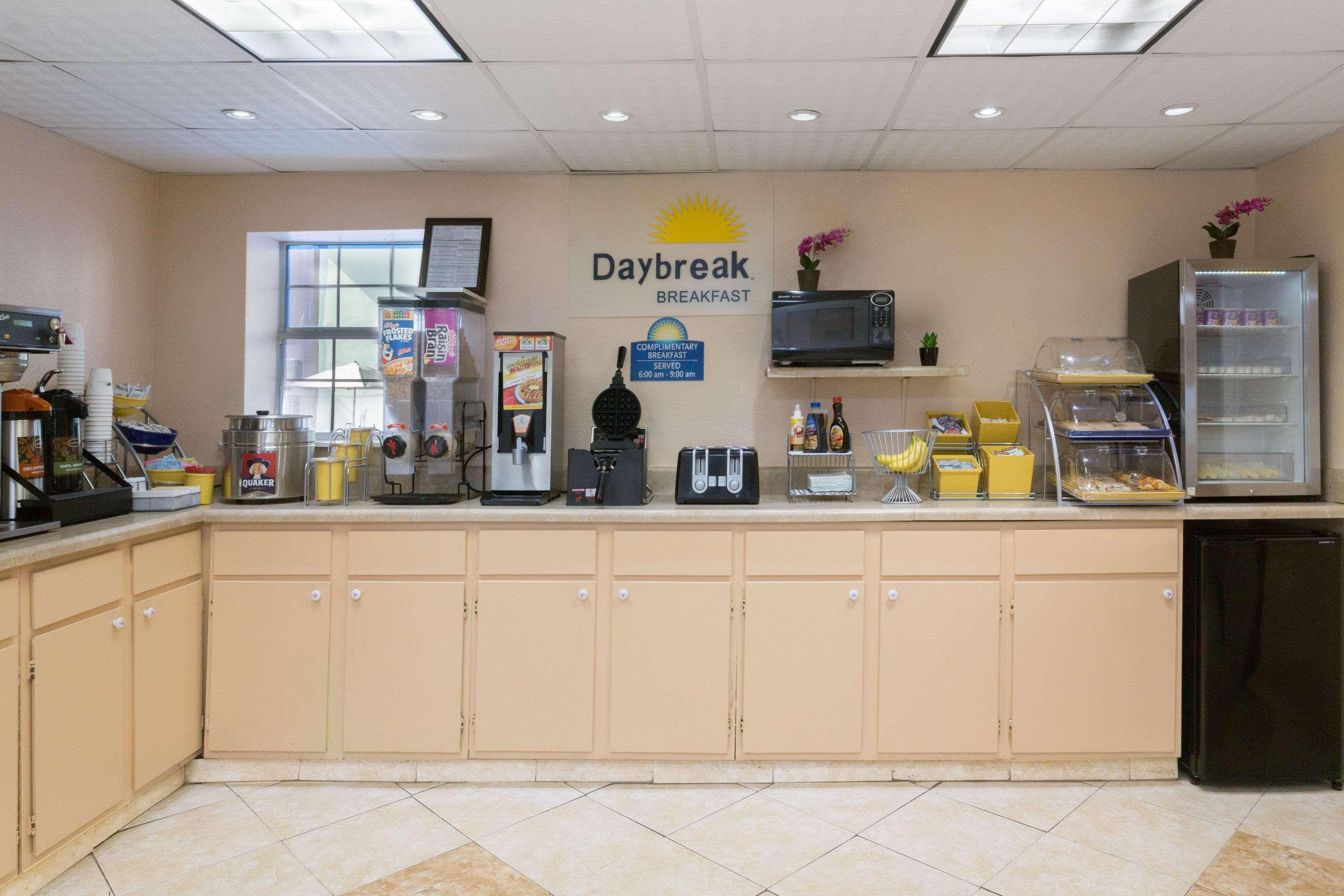 Days Inn By Wyndham Waycross Esterno foto