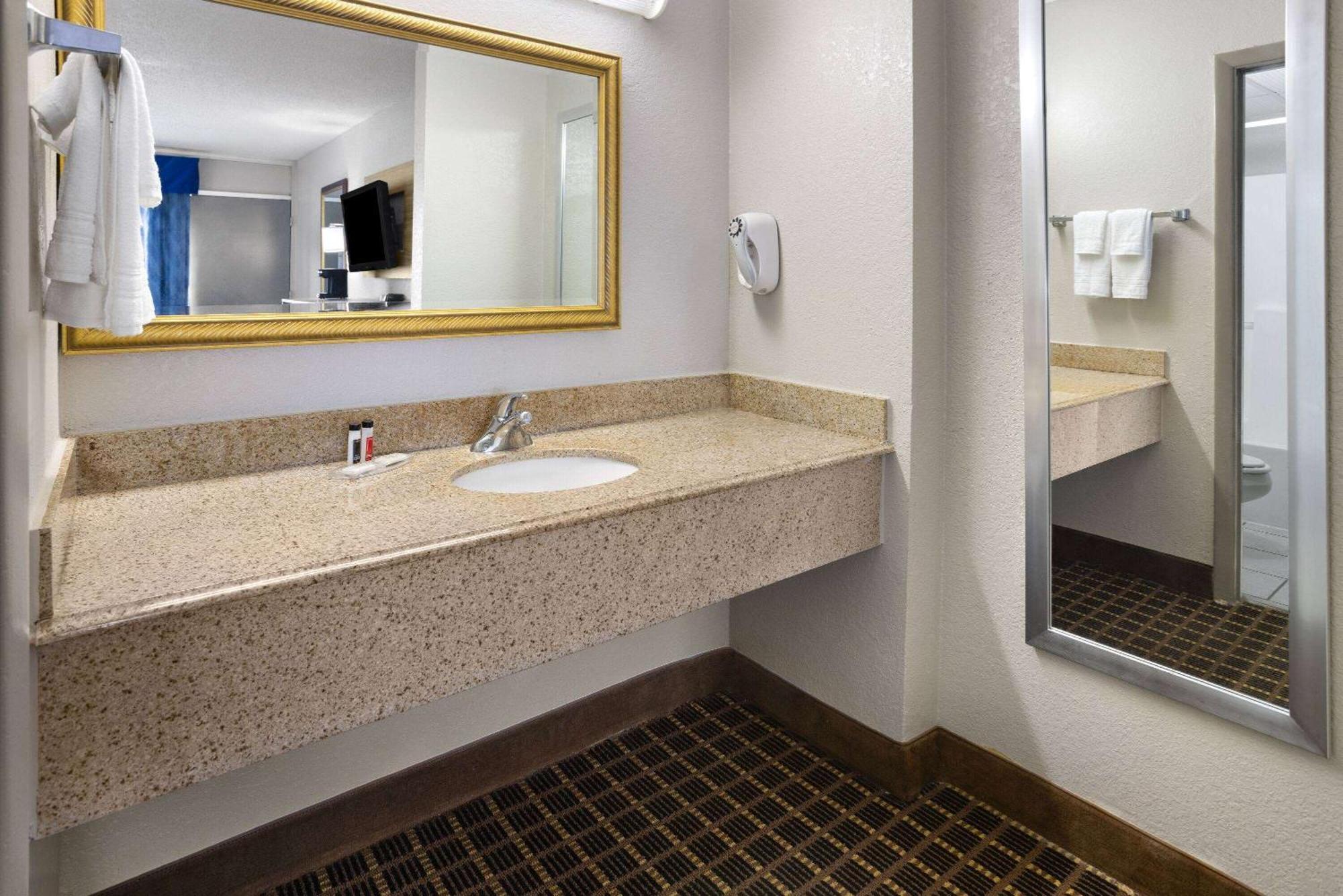 Days Inn By Wyndham Waycross Esterno foto