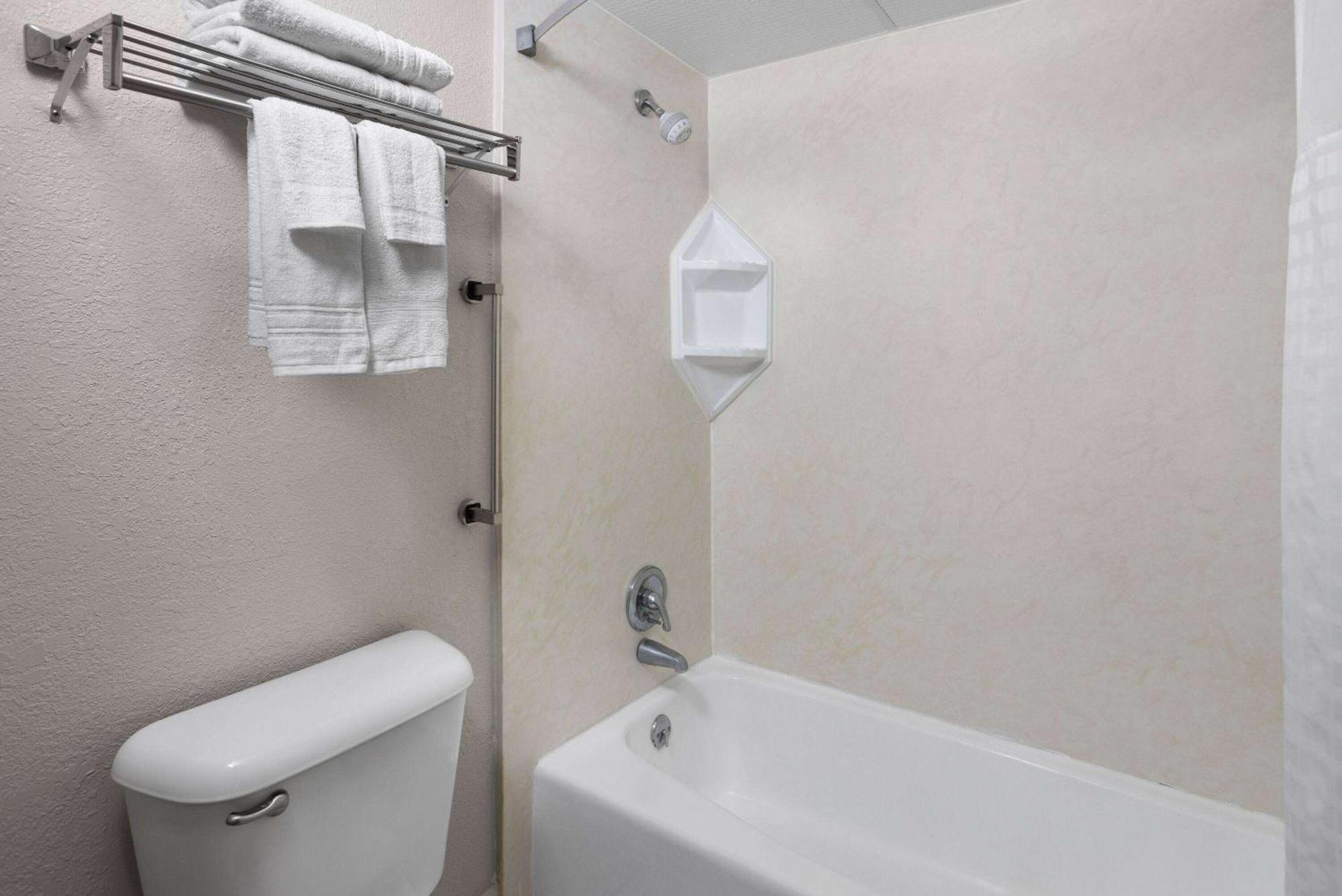 Days Inn By Wyndham Waycross Esterno foto