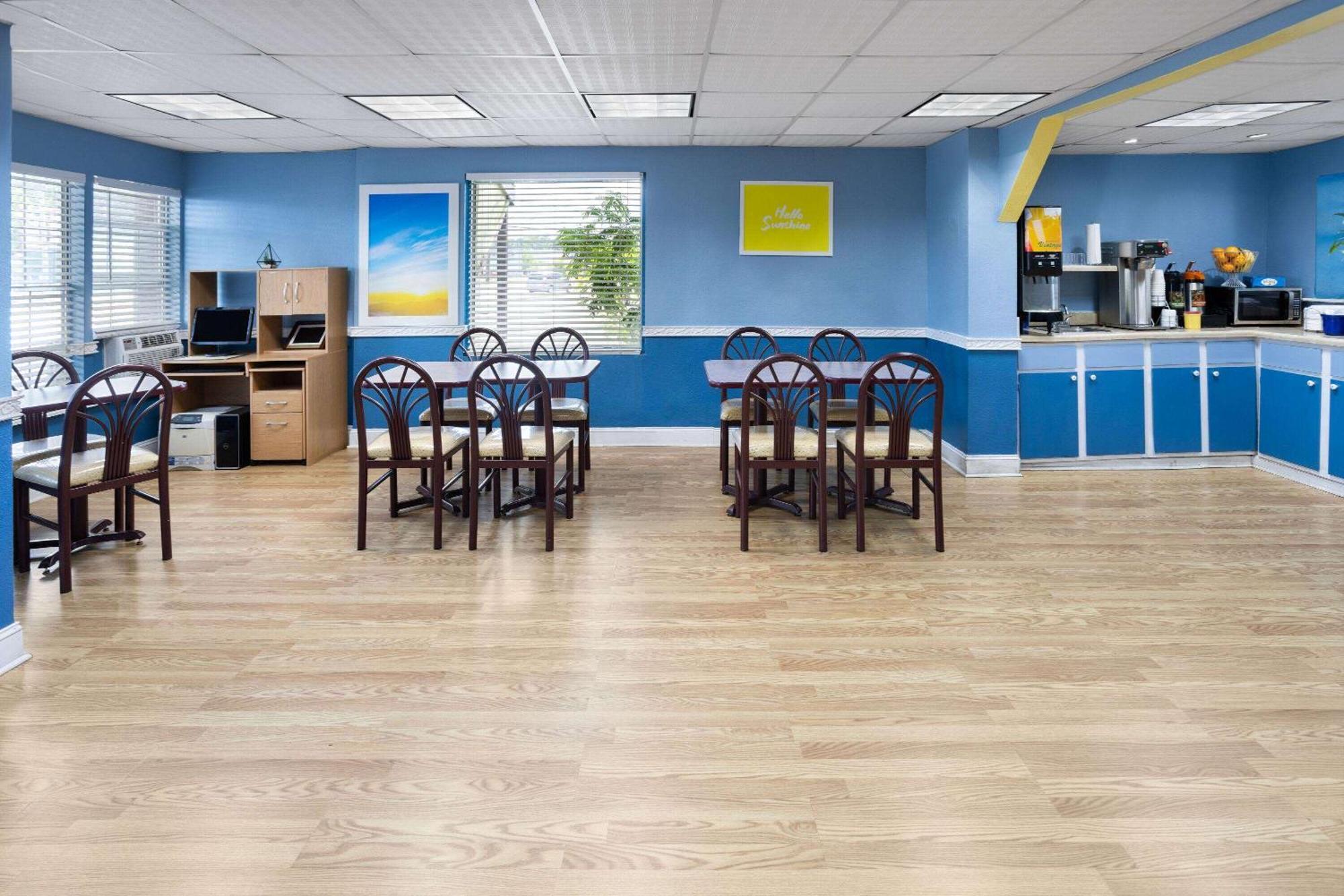 Days Inn By Wyndham Waycross Esterno foto
