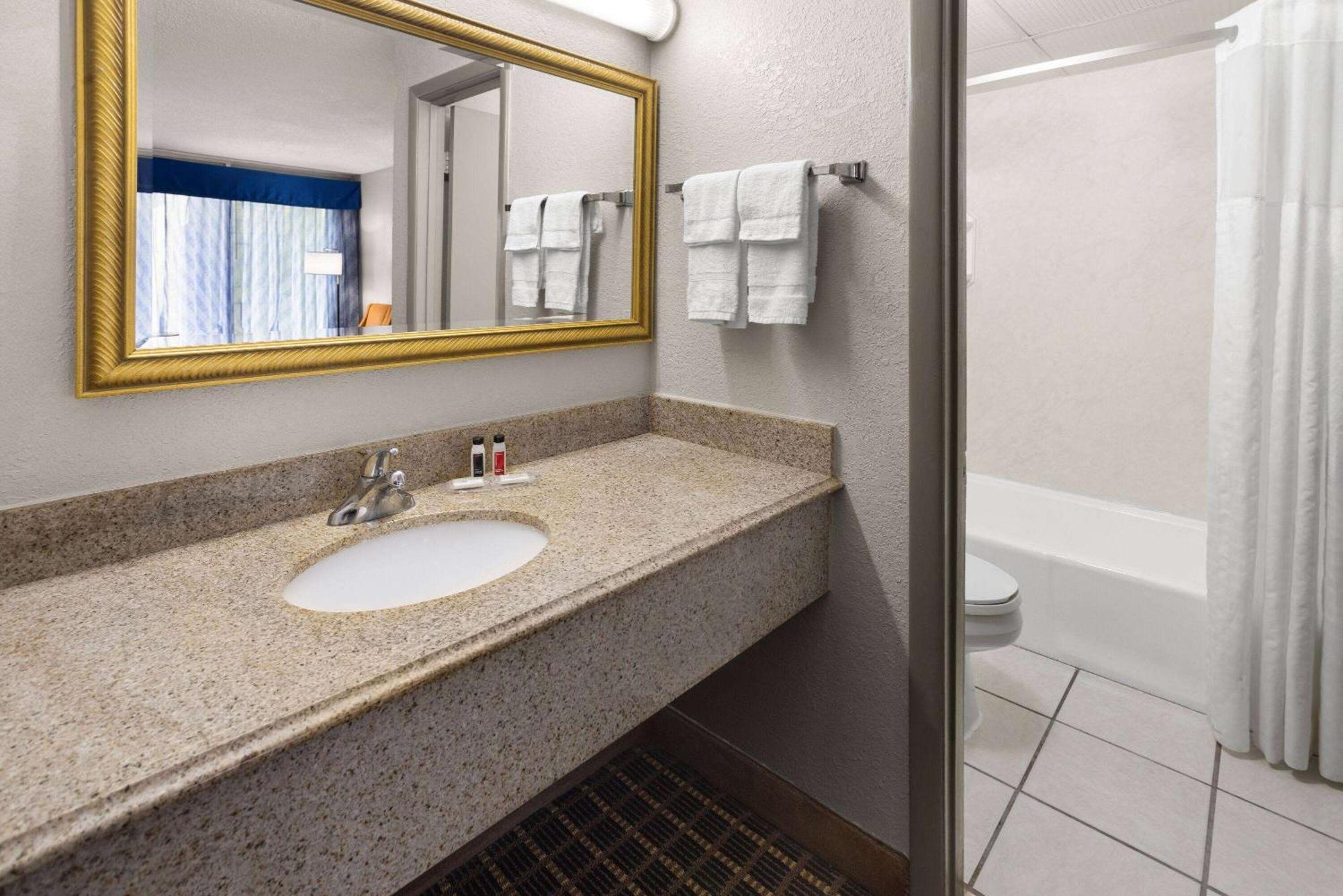 Days Inn By Wyndham Waycross Esterno foto