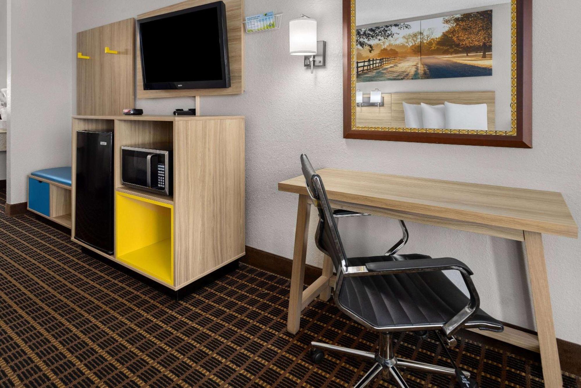 Days Inn By Wyndham Waycross Esterno foto