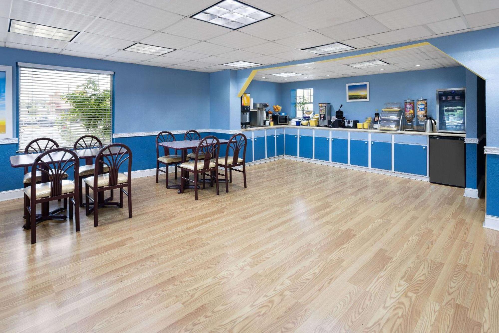 Days Inn By Wyndham Waycross Esterno foto
