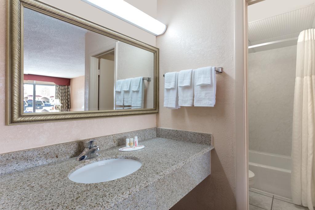 Days Inn By Wyndham Waycross Esterno foto