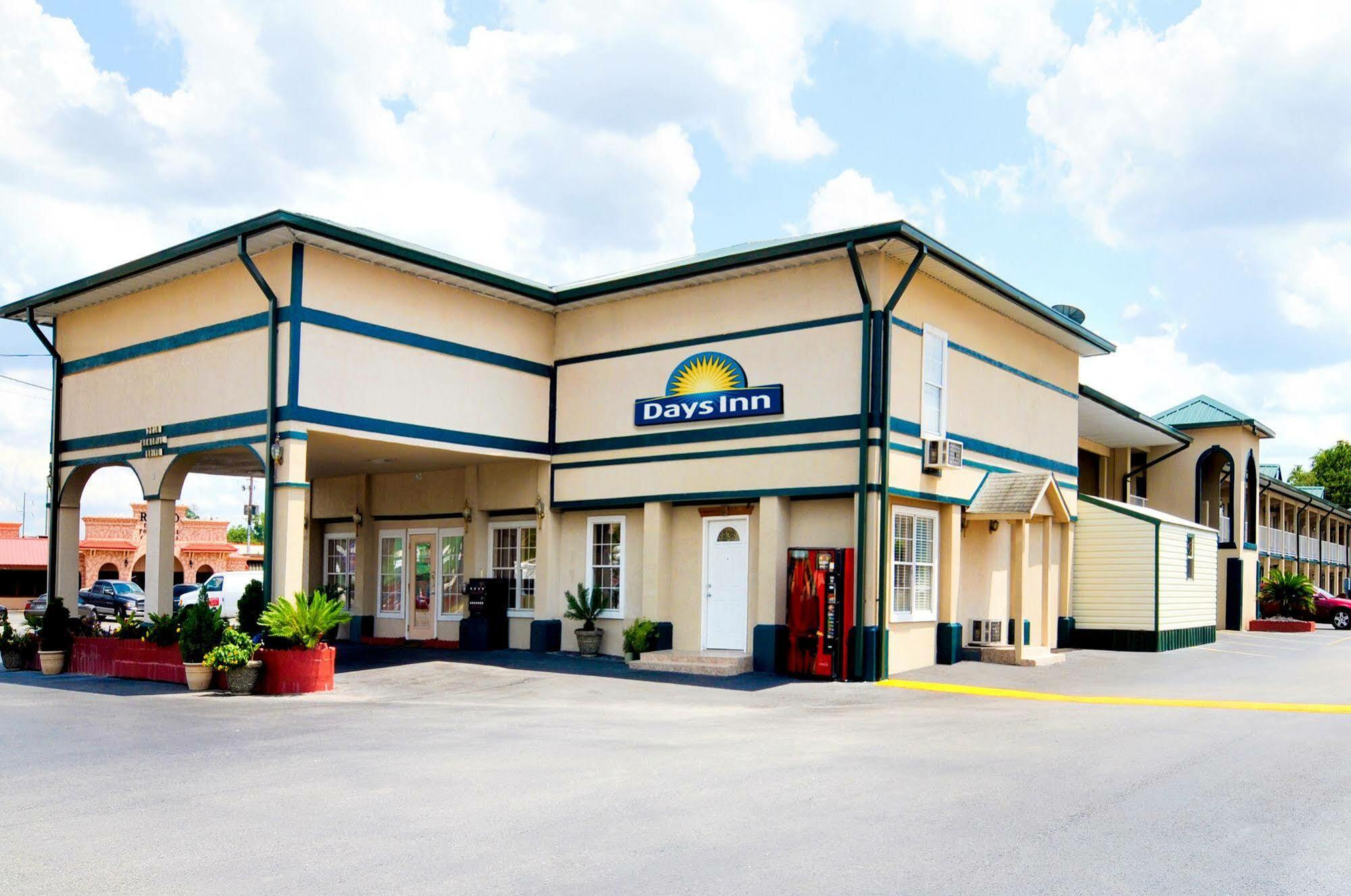 Days Inn By Wyndham Waycross Esterno foto